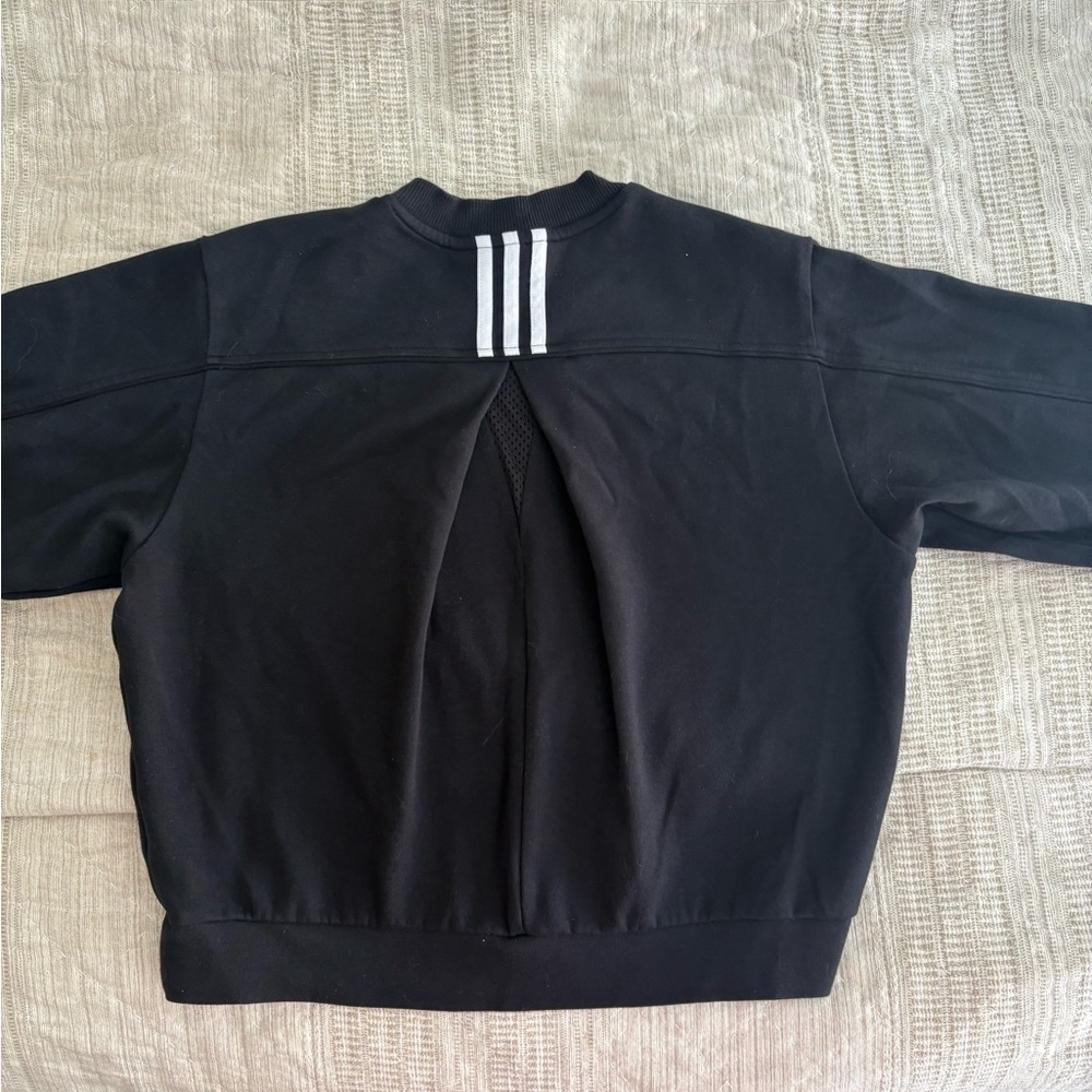 Adidas Women’s St Crew Long Sleeve Sweatshirt only worn once. Size Medium